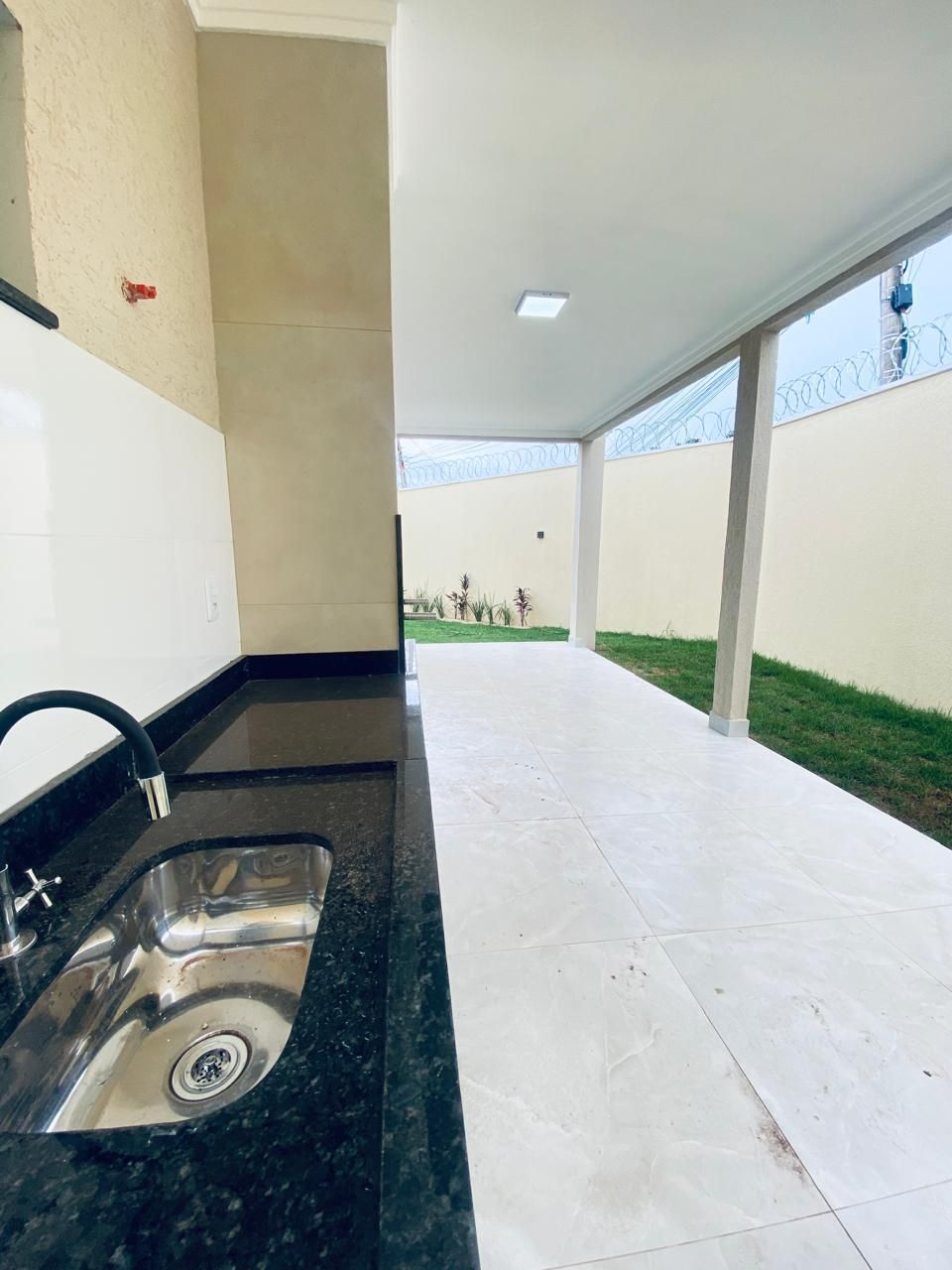 CASA Á VENDA DE 3 QUARTOS SENDO 1 SUÍTE- SENADOR CANEDO