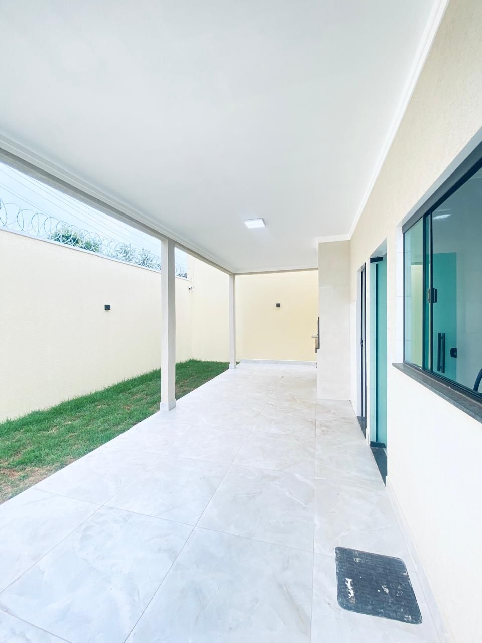 CASA Á VENDA DE 3 QUARTOS SENDO 1 SUÍTE- SENADOR CANEDO