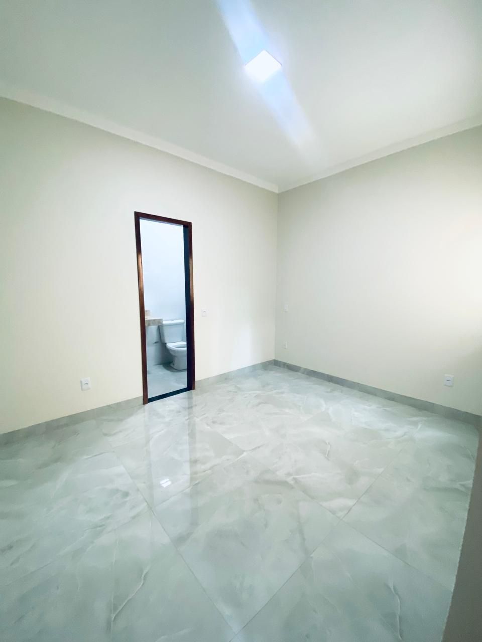 CASA Á VENDA DE 3 QUARTOS SENDO 1 SUÍTE- SENADOR CANEDO