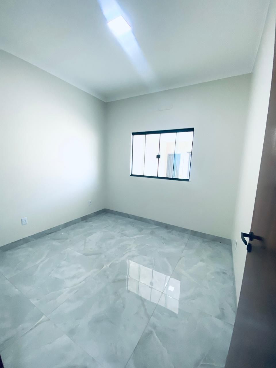 CASA Á VENDA DE 3 QUARTOS SENDO 1 SUÍTE- SENADOR CANEDO