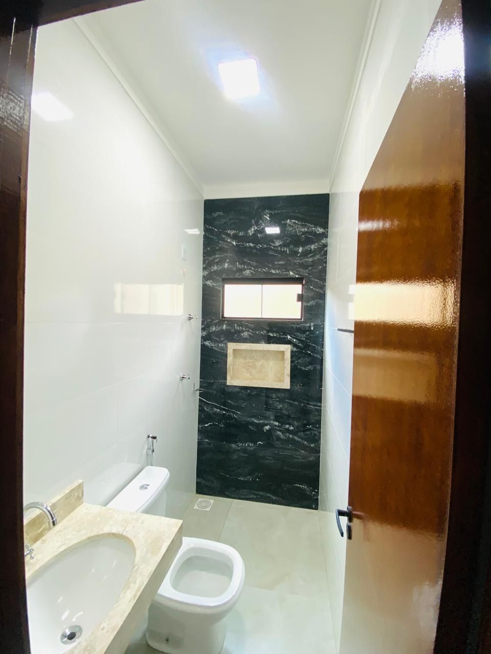 CASA 2 QUARTOS SENDO 1 SUÍTE- SENADOR CANEDO