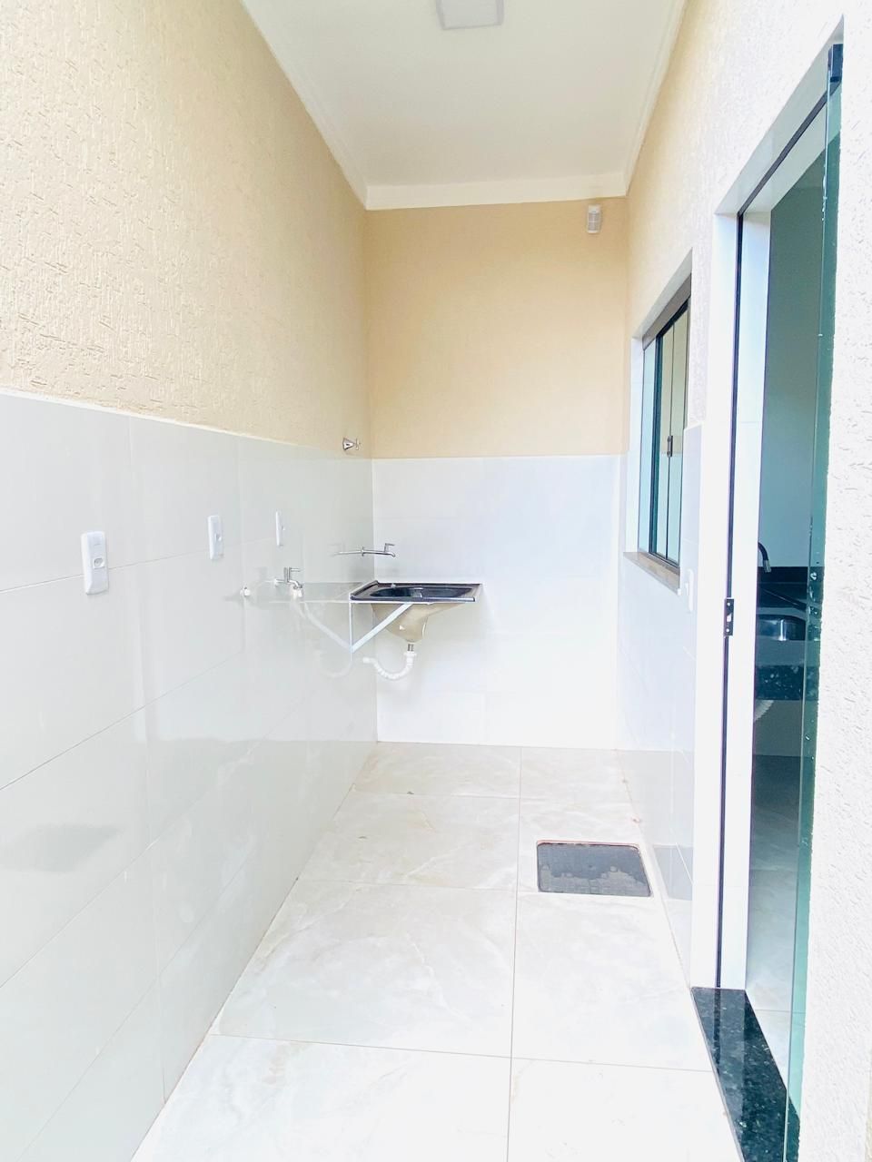 CASA 2 QUARTOS SENDO 1 SUÍTE- SENADOR CANEDO
