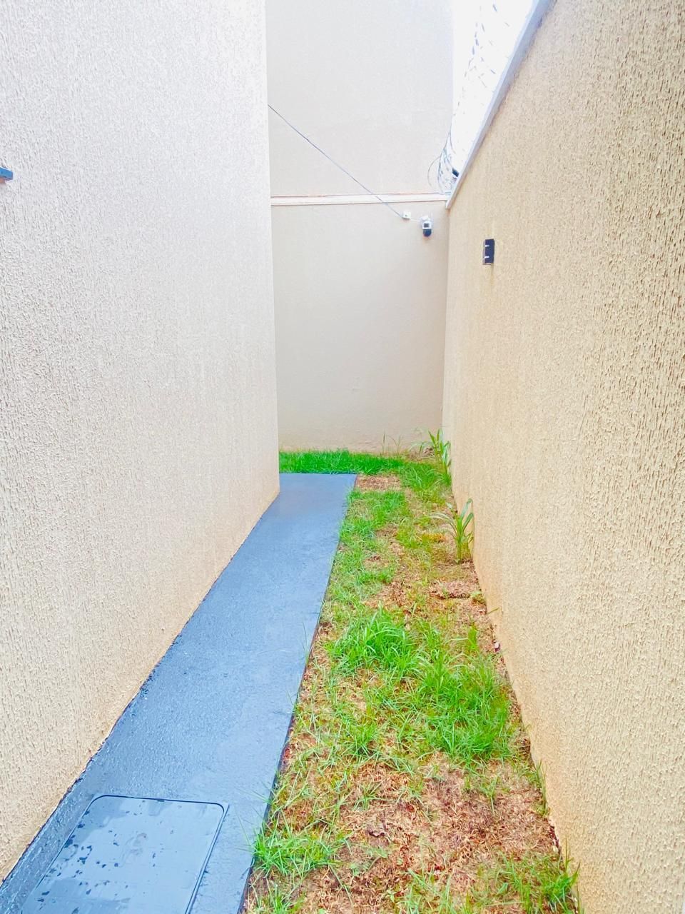 CASA 2 QUARTOS SENDO 1 SUÍTE- SENADOR CANEDO