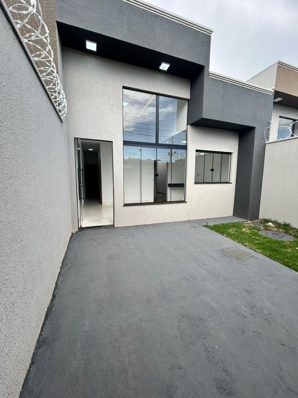 Linda casa 2 quartos no Residencial Itapuã