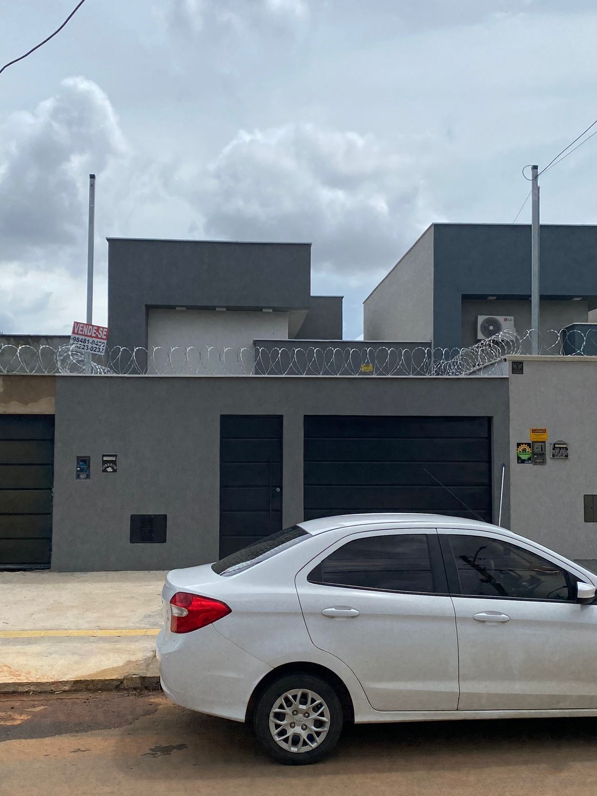 rea construída: 118,70 m² Área total do terreno: 180 m²  Descrição do imóvel: Imóvel composto por 3 dormitórios, sendo 1 suíte com pé-direito dup