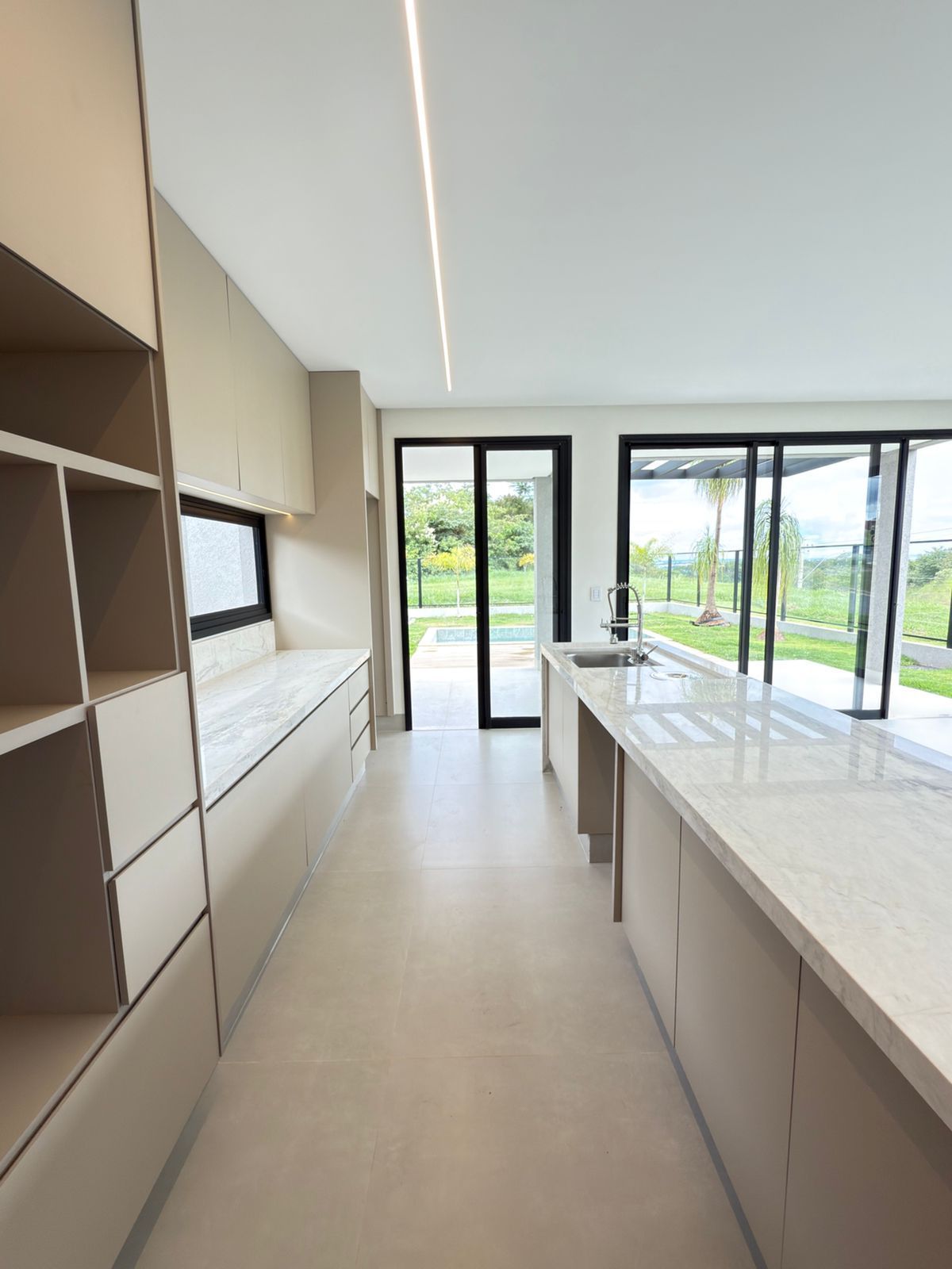 CASA COM 4 SUÍTES PLENAS EM CONDOMÍNIO FECHADO – GOIÂNIA