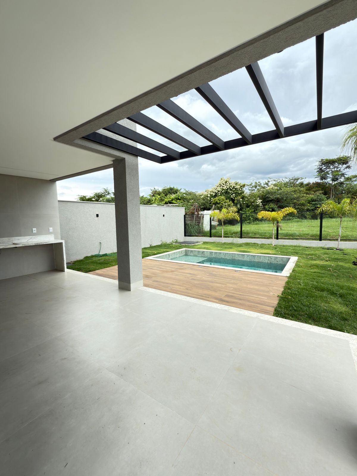 CASA COM 4 SUÍTES PLENAS EM CONDOMÍNIO FECHADO – GOIÂNIA