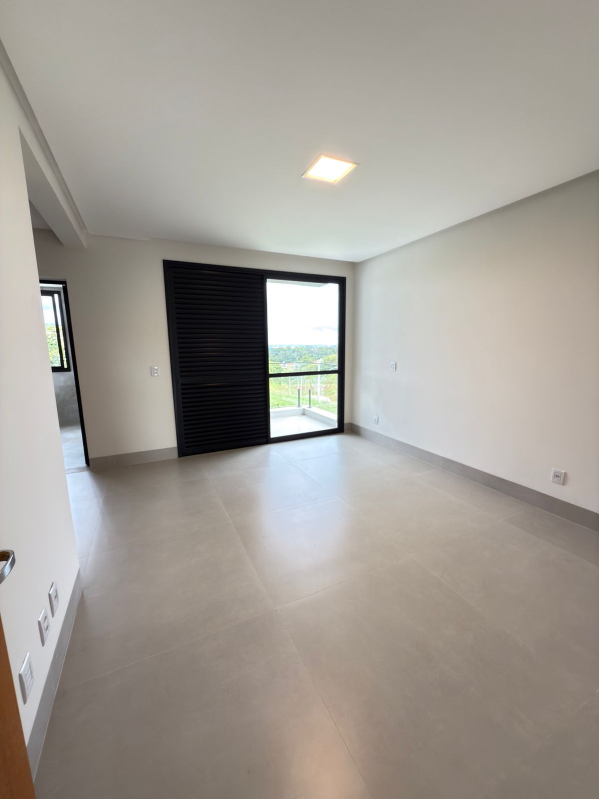 CASA COM 4 SUÍTES PLENAS EM CONDOMÍNIO FECHADO – GOIÂNIA