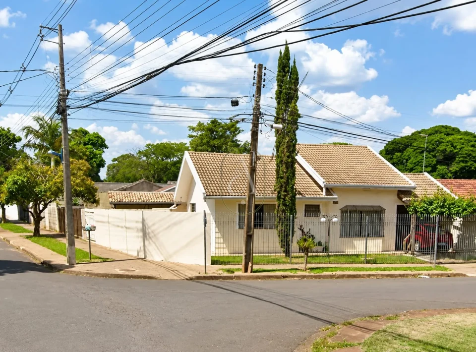 Imagens do imóveis Casa à Venda de esquina com 3 quartos com suíte em Maringá!
