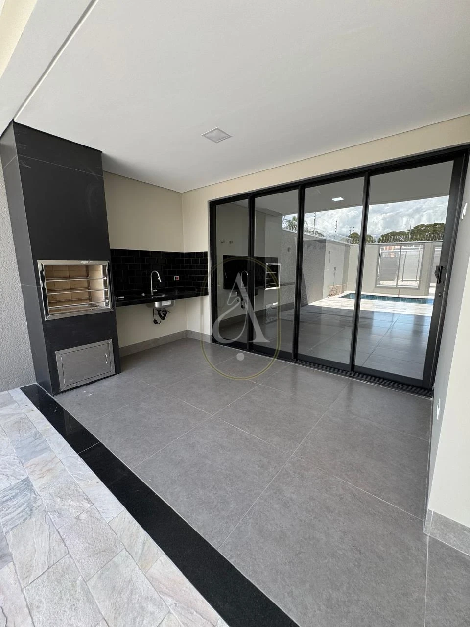 Imagens do imóveis Casa à venda com Piscina, 3 Quartos e suíte no Jardim Mediterrâneo!