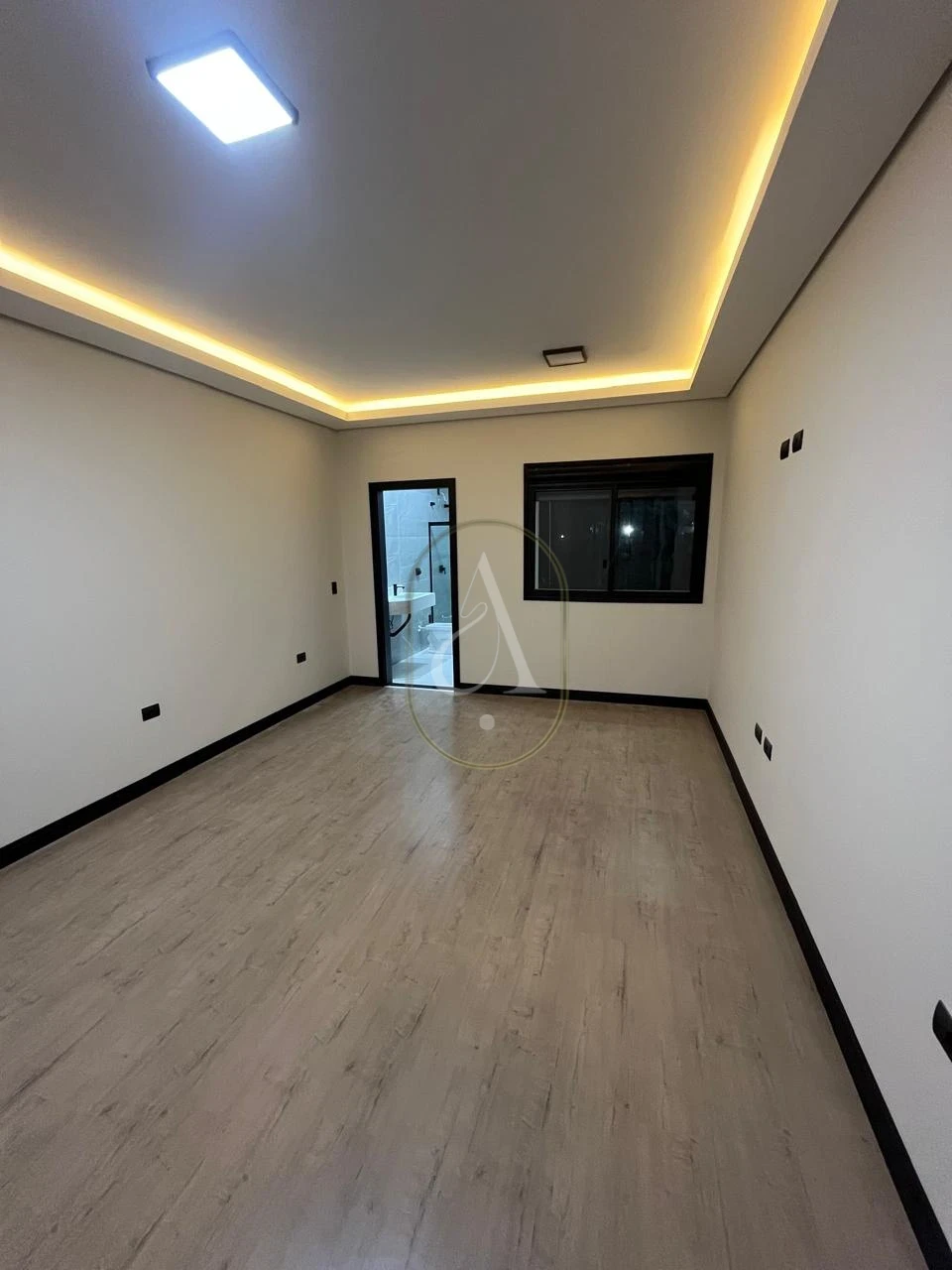 Imagens do imóveis Casa À Venda com Piscina e 3 suítes no Jardim Iguaçu!