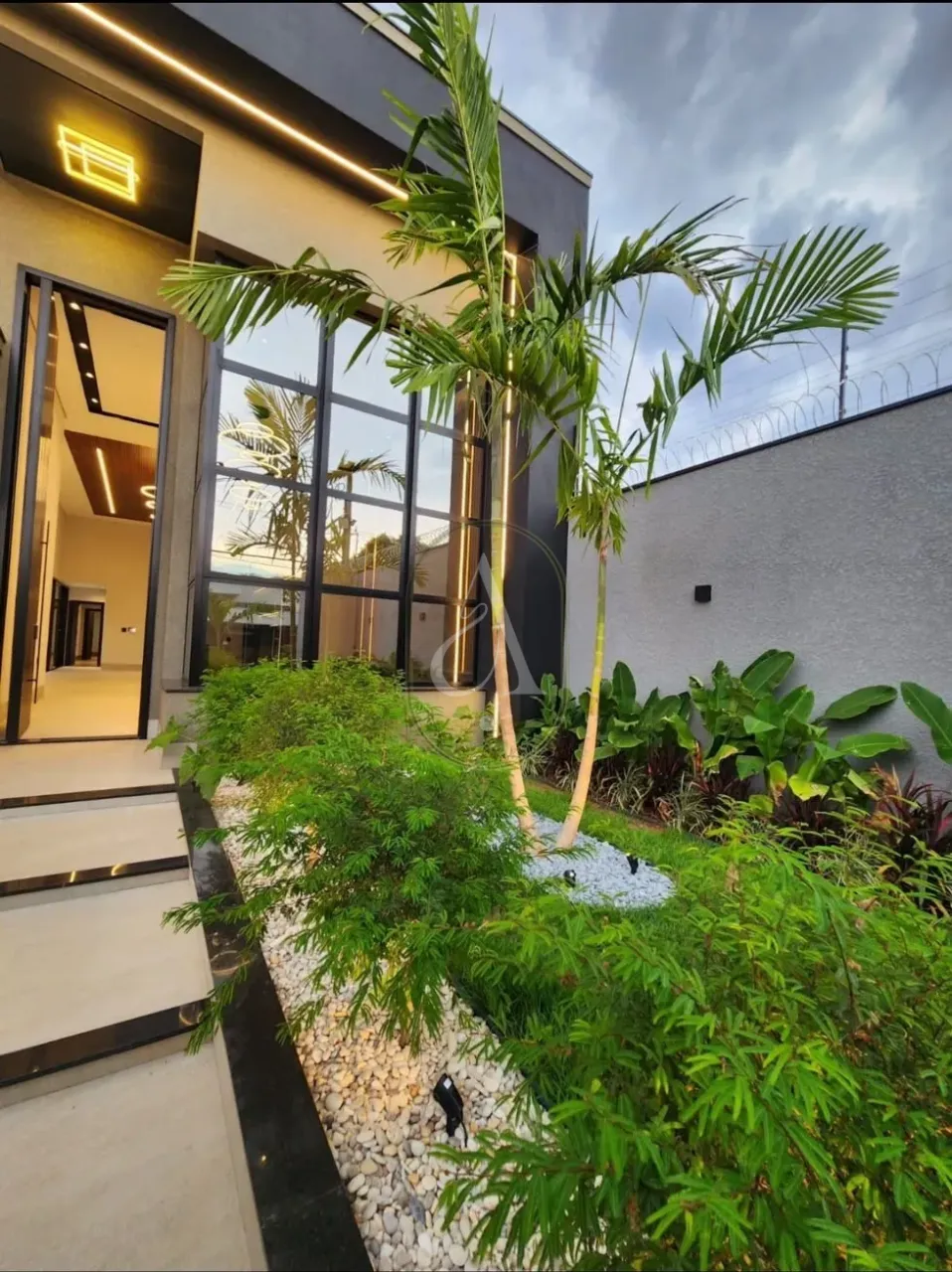 Imagens do imóveis Casa à Venda Semimobiliada de Alto Padrão  com 3 suítes, Piscina e Espaço Gourmet no Jardim Fregadolli!