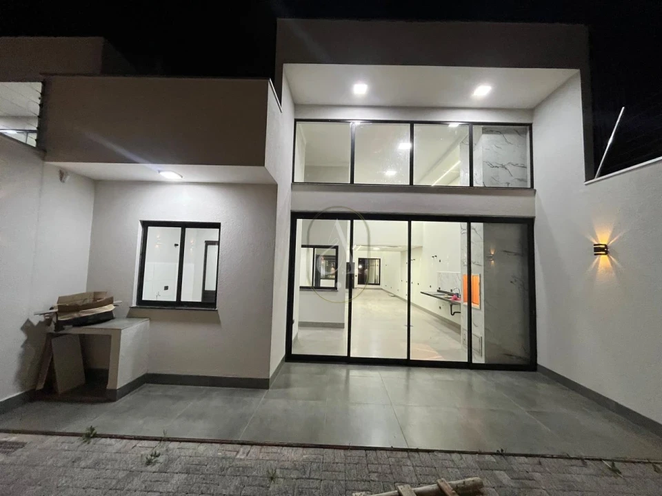 Imagens do imóveis Casa À Venda com Piscina e 3 suítes no Jardim Iguaçu!