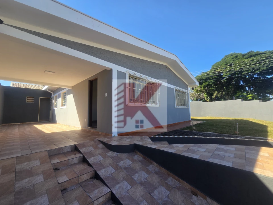 Casa em rua comercial