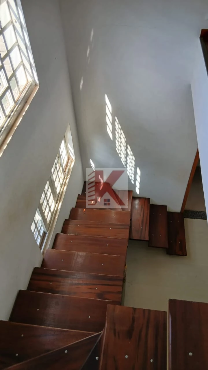 SOBRADO COM PISCINA — VILA RECREIO (ÁREA CENTRAL)