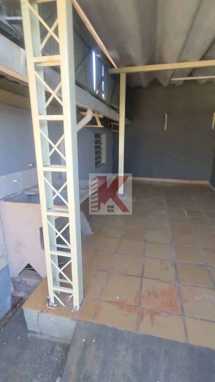 Casa em rua comercial