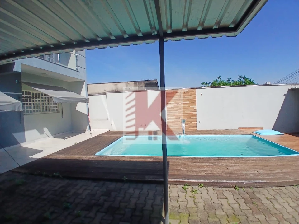 SOBRADO COM PISCINA — VILA RECREIO (ÁREA CENTRAL)