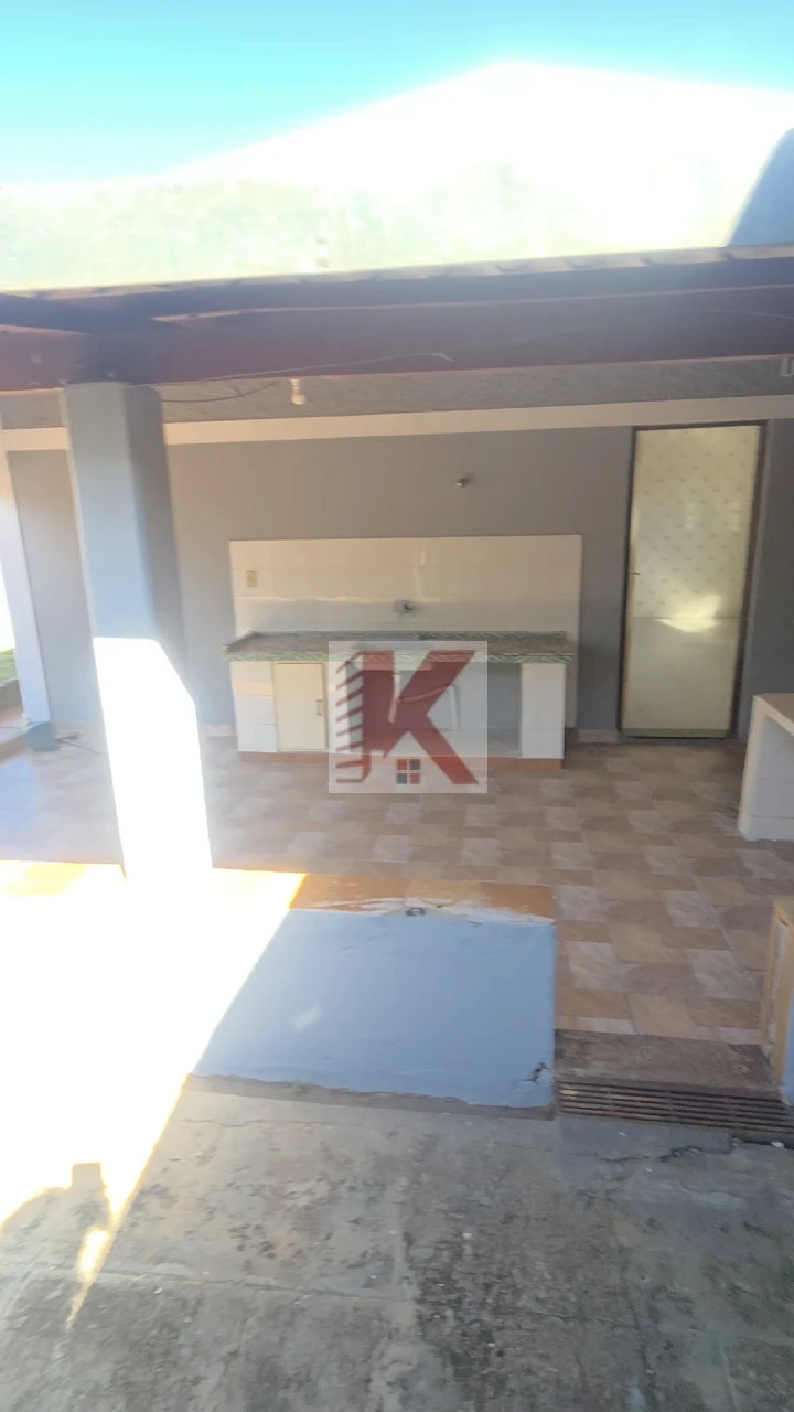 Casa em rua comercial