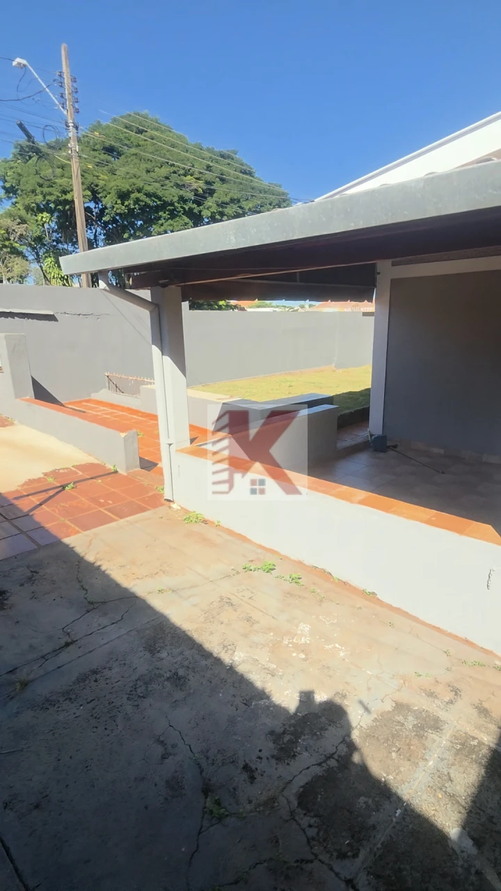 Casa em rua comercial