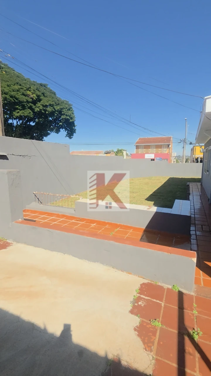 Casa em rua comercial