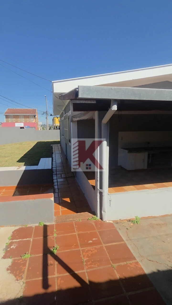 Casa em rua comercial