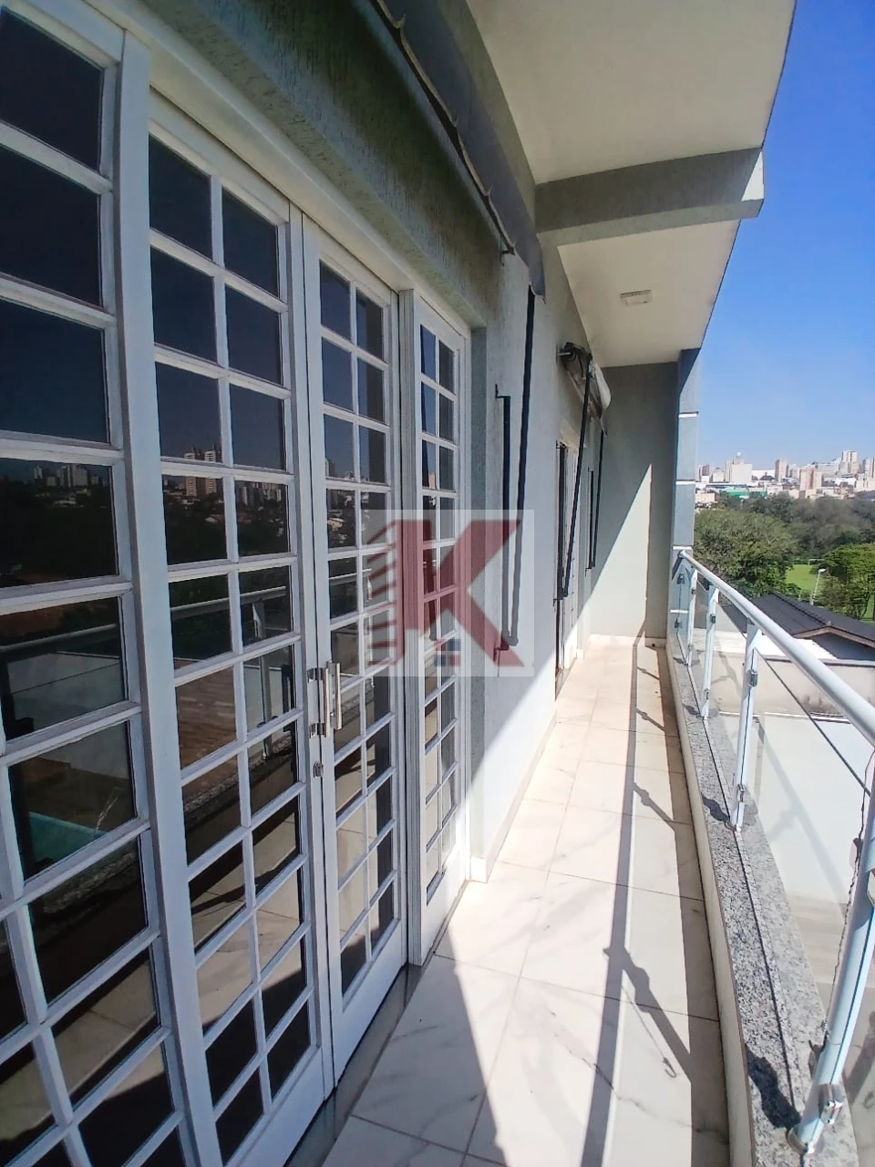 SOBRADO COM PISCINA — VILA RECREIO (ÁREA CENTRAL)