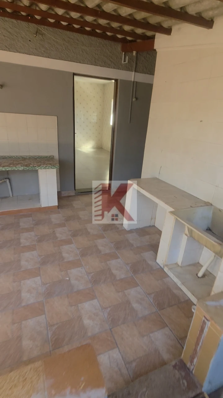Casa em rua comercial