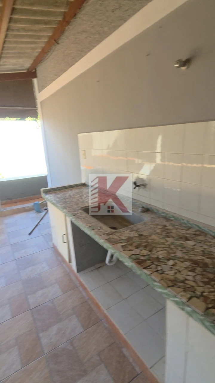Casa em rua comercial