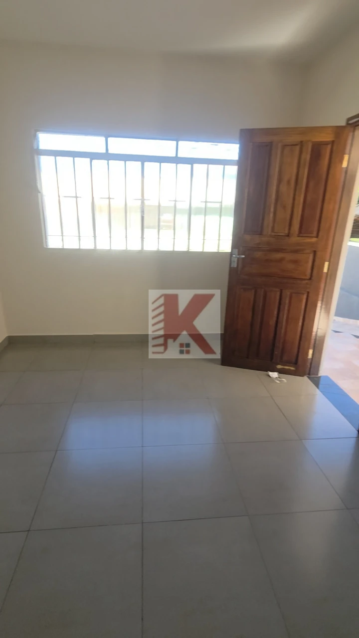 Casa em rua comercial