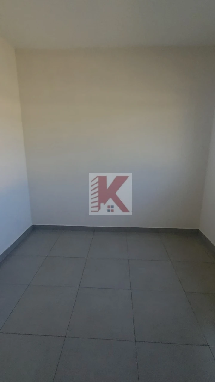 Casa em rua comercial