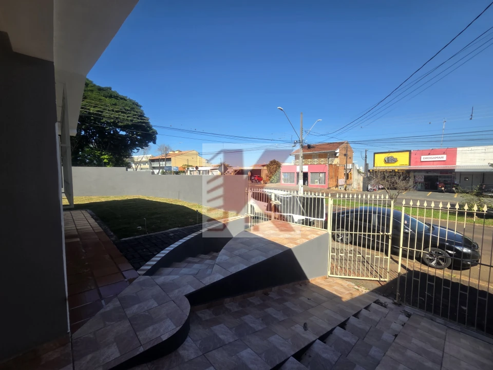 Casa em rua comercial