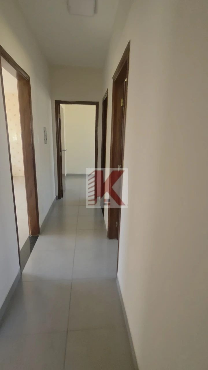 Casa em rua comercial