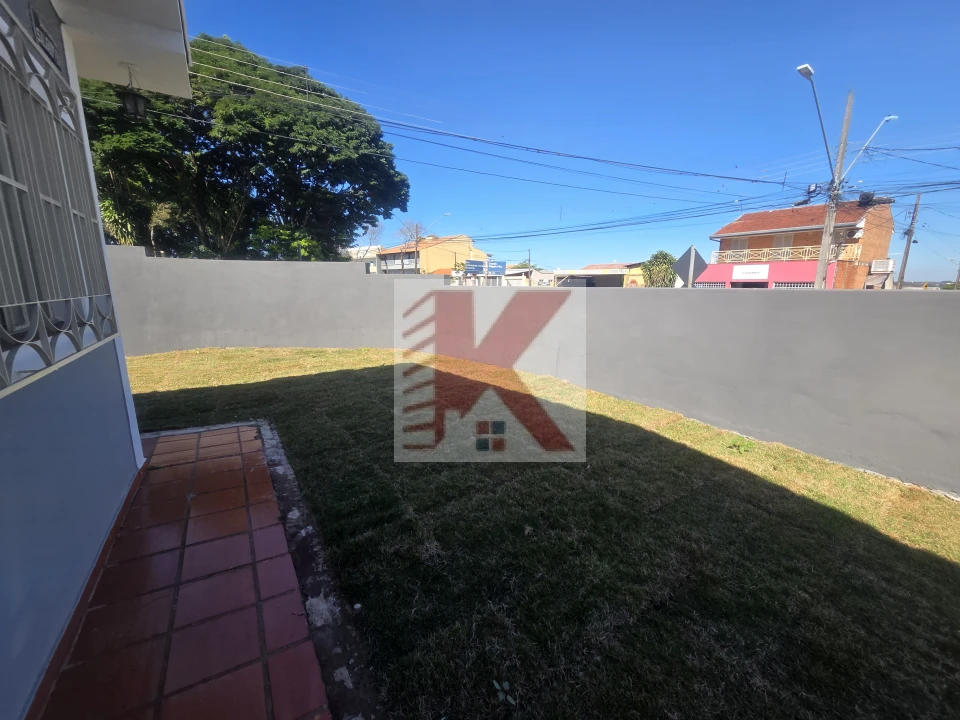 Casa em rua comercial