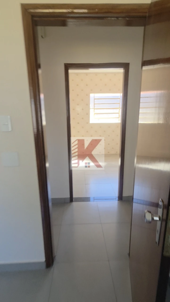 Casa em rua comercial