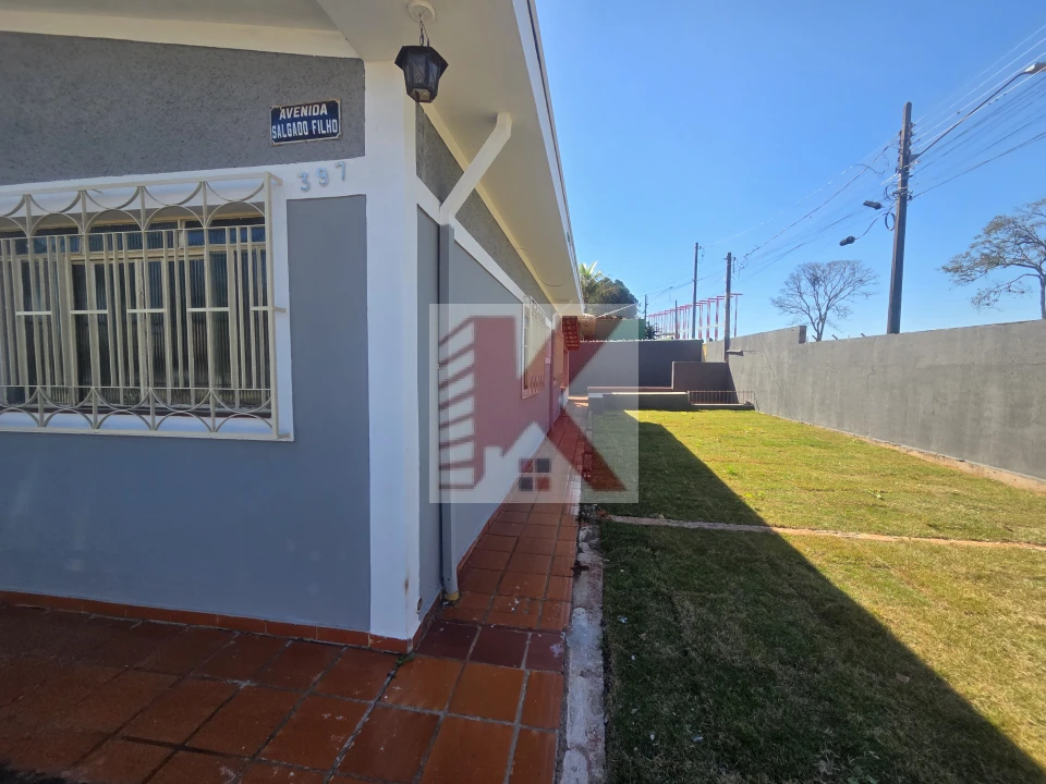 Casa em rua comercial