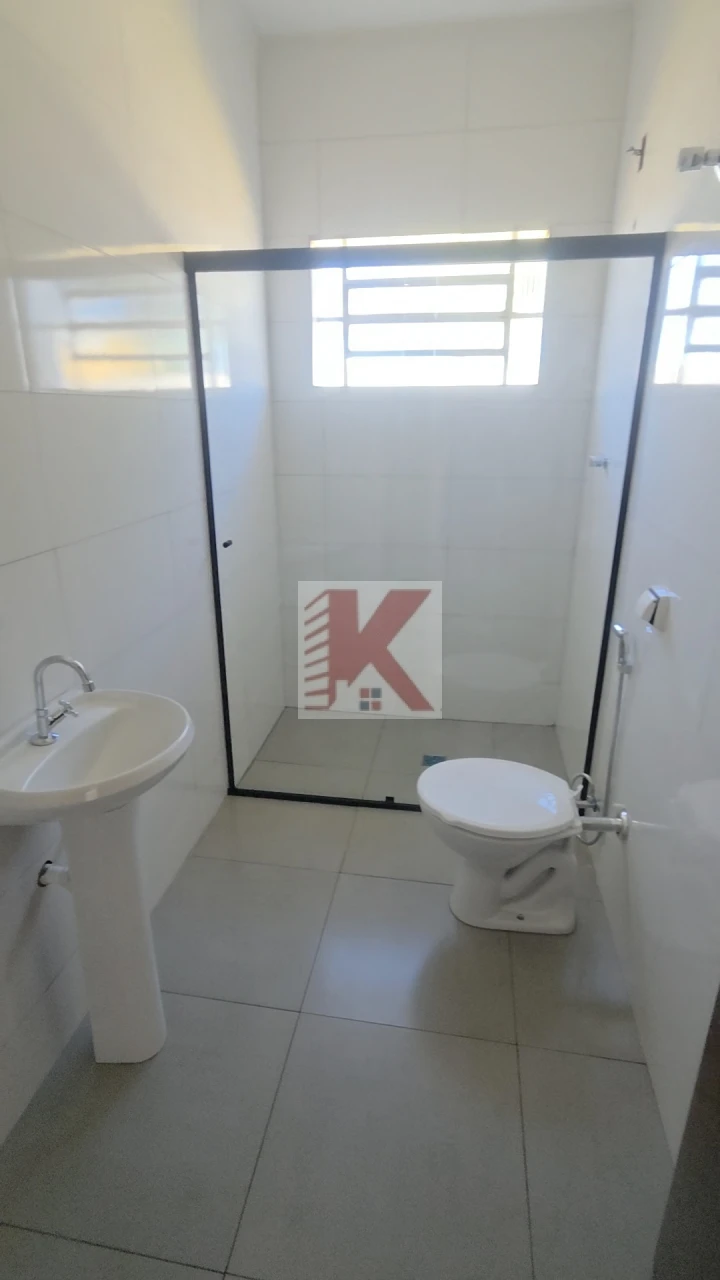 Casa em rua comercial