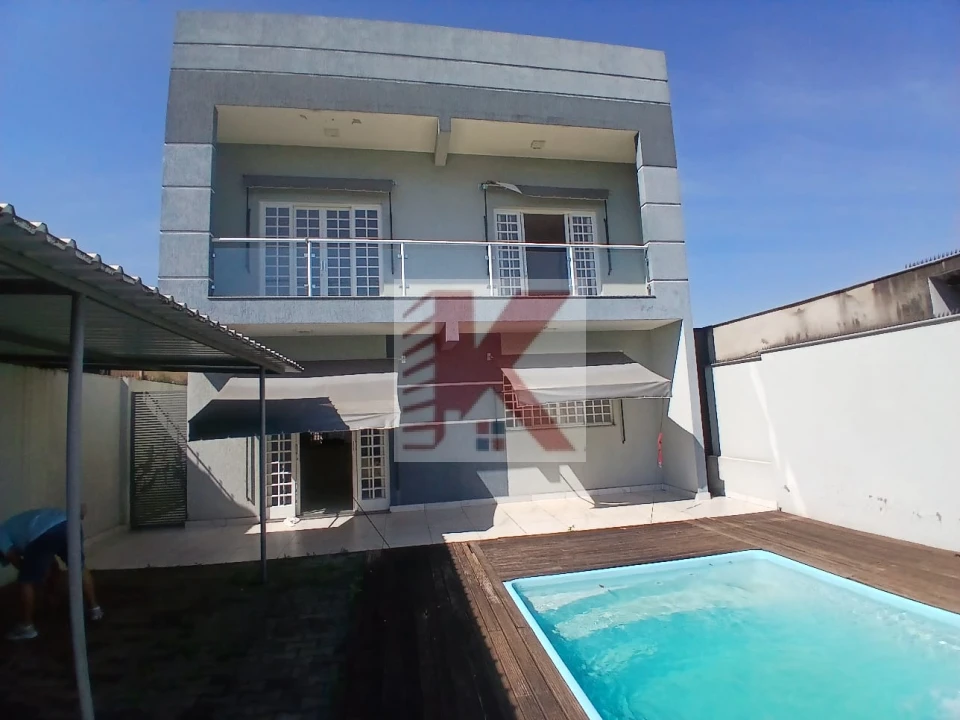SOBRADO COM PISCINA — VILA RECREIO (ÁREA CENTRAL)