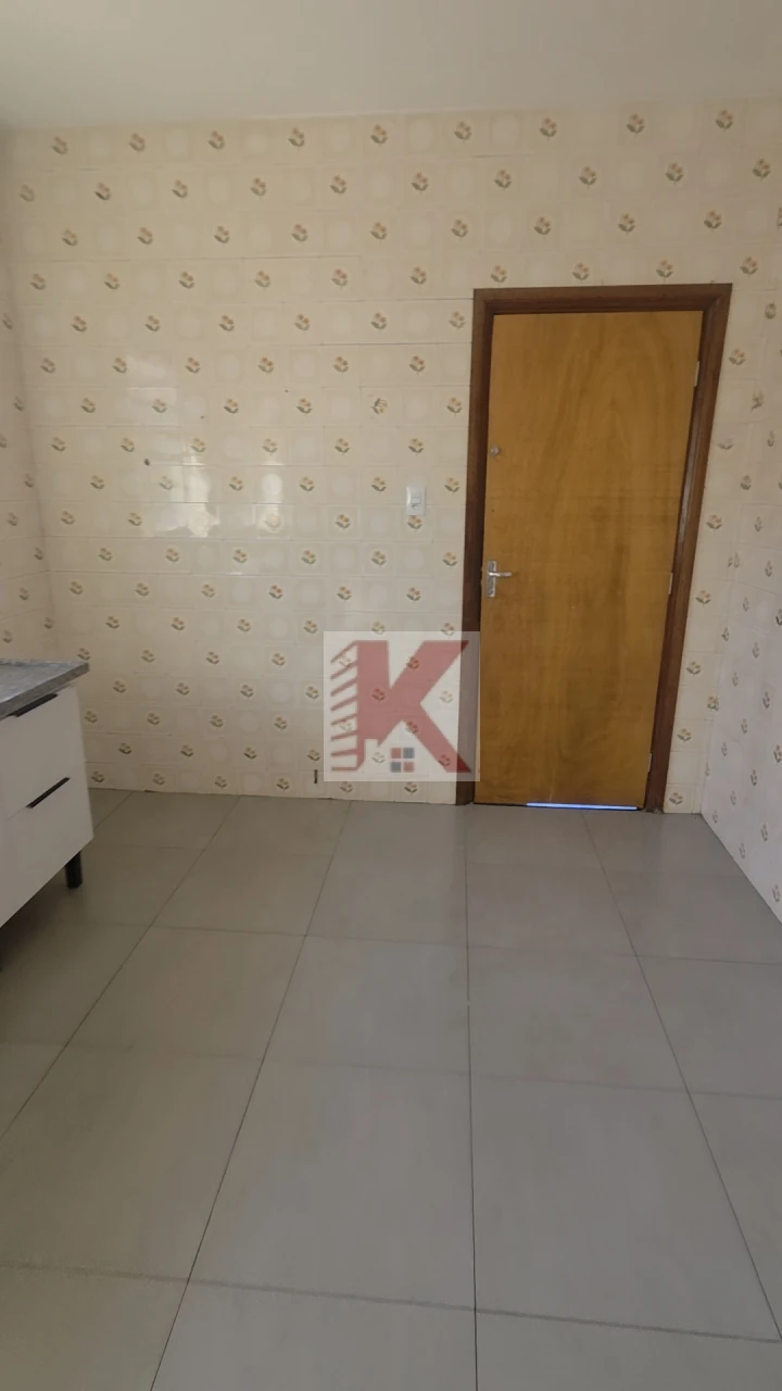 Casa em rua comercial