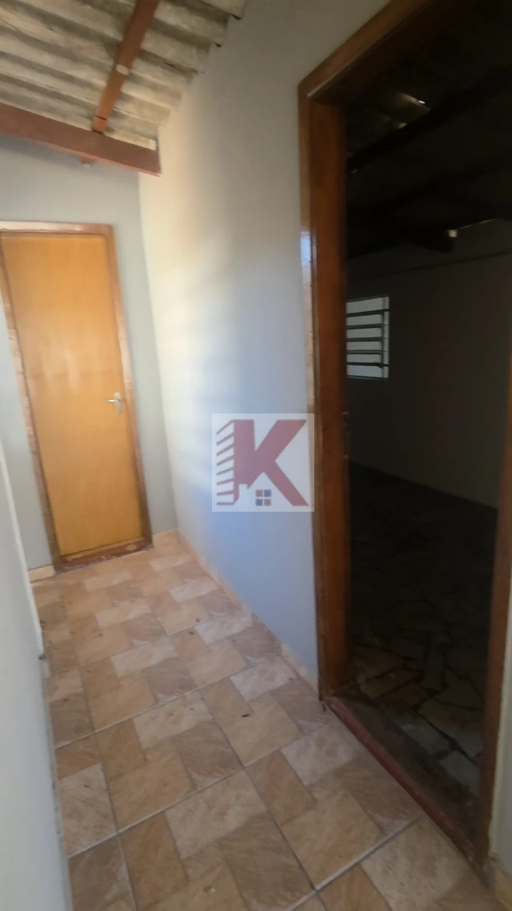 Casa em rua comercial