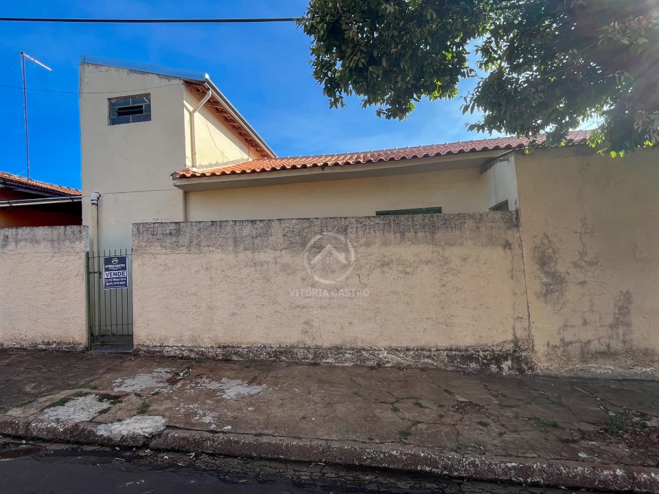 CASA NA ESQUINA DA ESCOLA ARNALDO