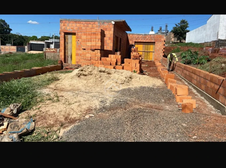 TERRENO COM CONSTRUÇÃO NO JARDIM AMERICA