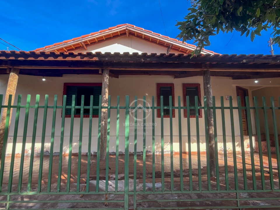 CASA NA ESQUINA DA ESCOLA ARNALDO
