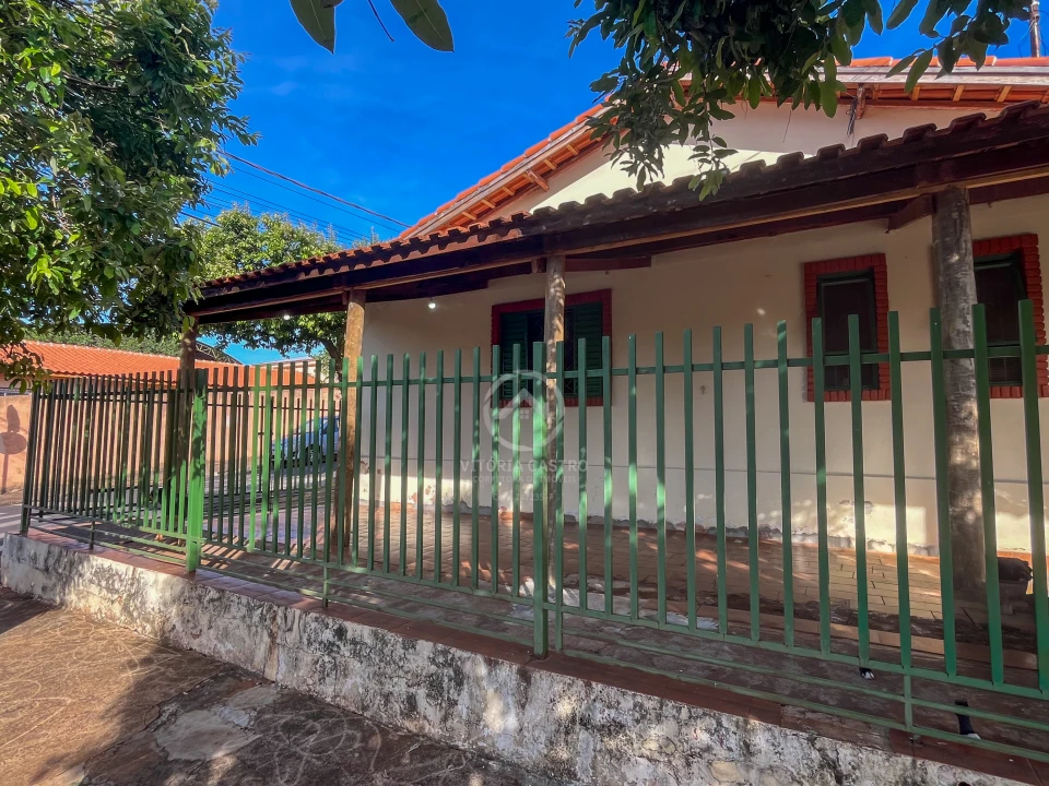 CASA NA ESQUINA DA ESCOLA ARNALDO