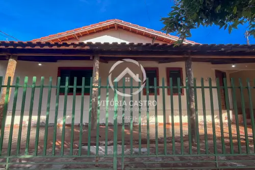 CASA NA ESQUINA DA ESCOLA ARNALDO