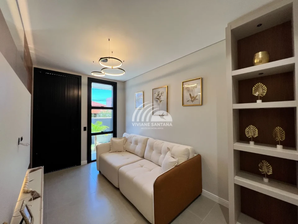 Linda Casa em Condomínio Alto Padrão nos Ingleses!