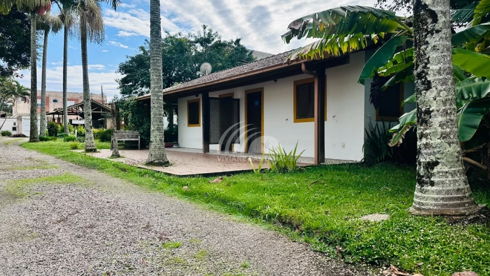 ATENÇÃO INVESTIDOR! 2 Chalés na Entrada da Trilha da Praia do Moçambique em Terreno de 400m² à Venda!