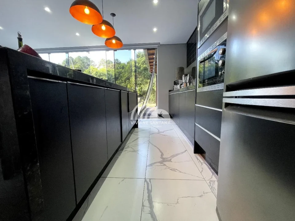 Incrível Casa Mobiliada com 5 Quartos em Condomínio no Rio Vermelho!