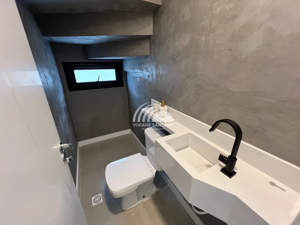 Linda Casa em Condomínio Alto Padrão nos Ingleses!