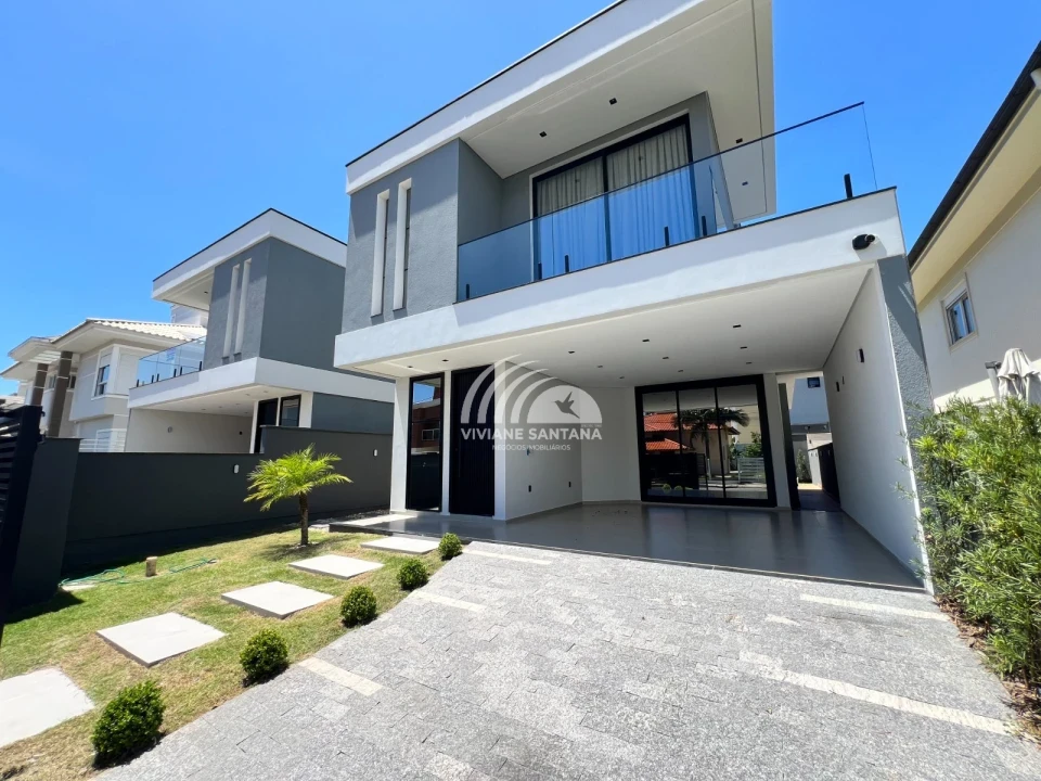 Linda Casa em Condomínio Alto Padrão nos Ingleses!