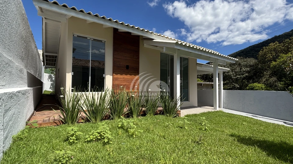 Casa à Venda com Suíte no Muquém em Florianópolis